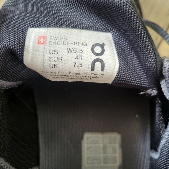 ON Running Cloud 5 Black White Shoes Sneaker Woman's Sz 9.5 - Picture 10 of 11